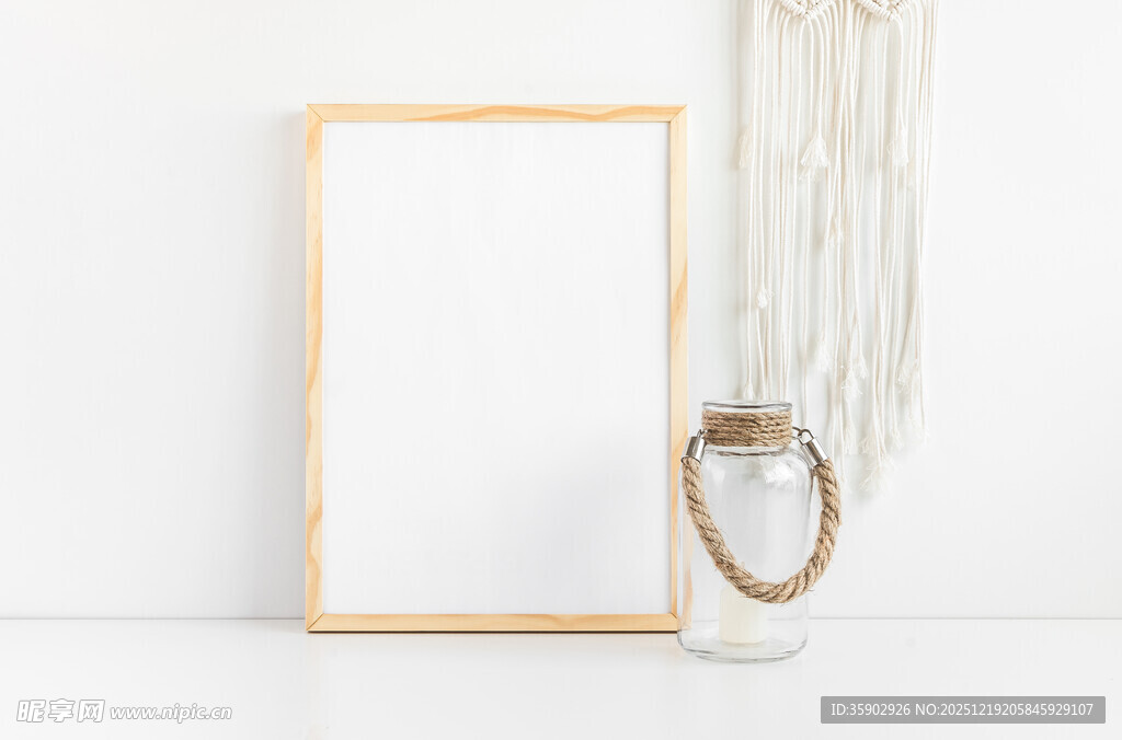 简约空白画框与装饰摆件