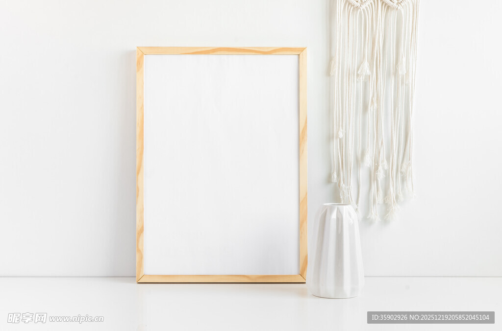 简约木质画框与装饰摆件