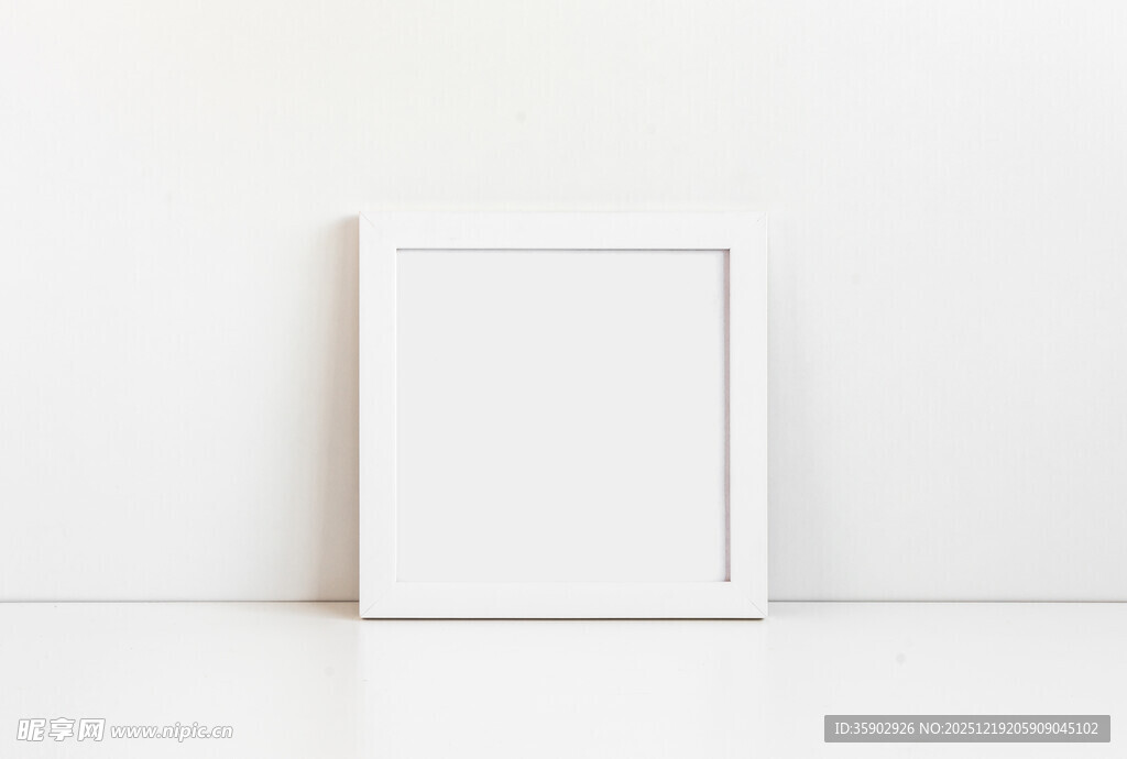 白色空相框靠墙摆放