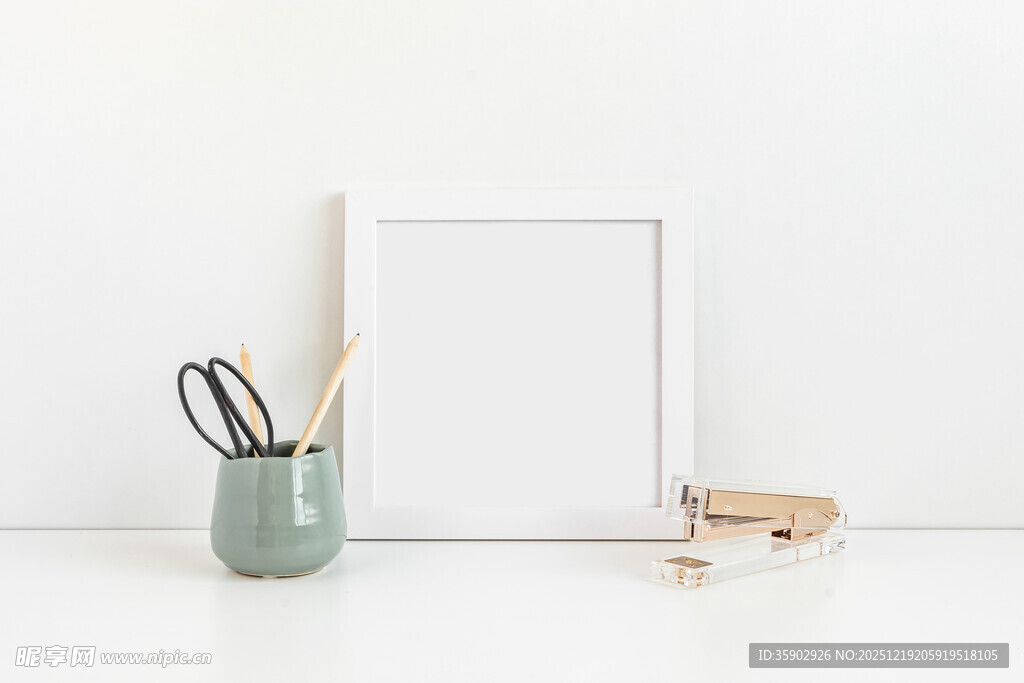 简约风空白画框与文具组合
