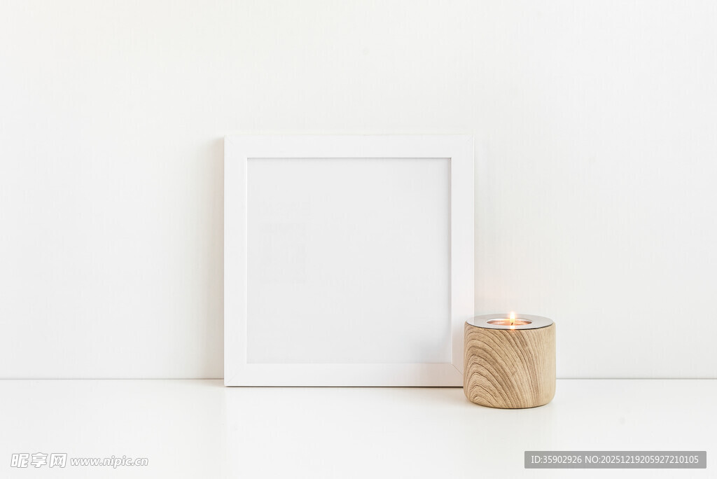简约白相框与木质摆件