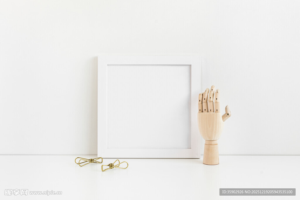 简约相框与装饰摆件