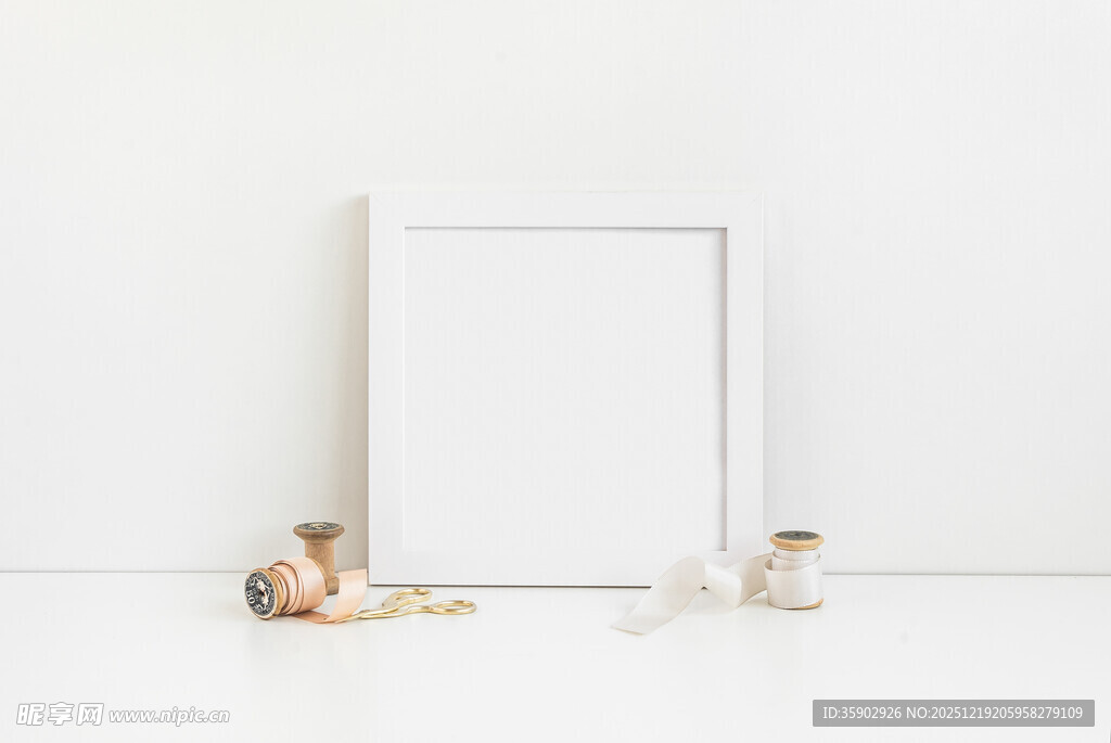 空白相框与小摆件