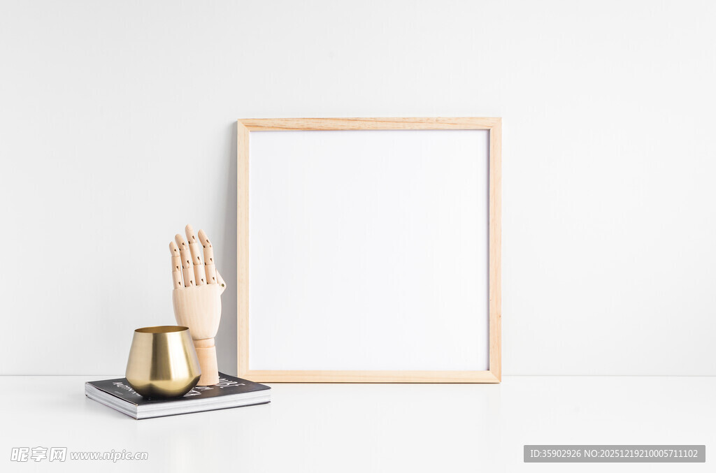 简约相框与摆件组合