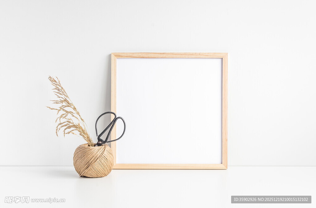 简约相框与装饰摆件