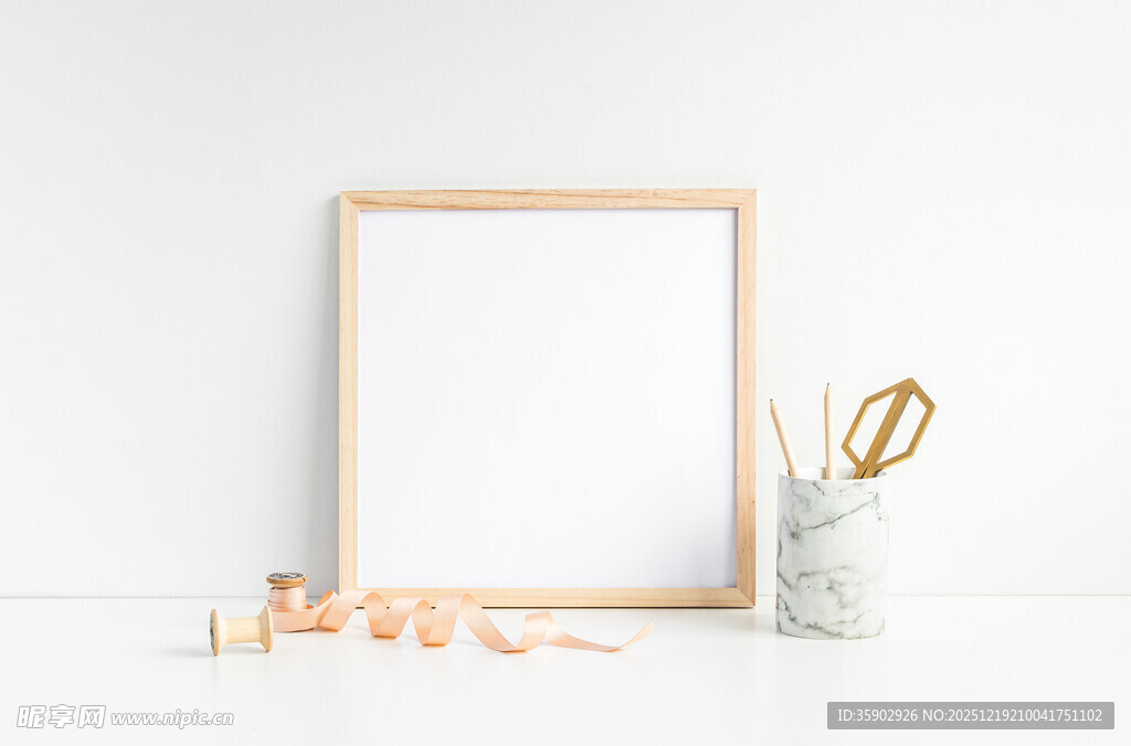 简约相框与文具摆件组合