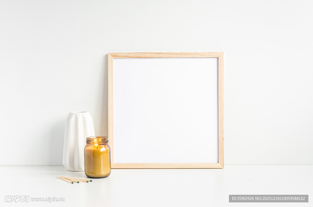 简约相框与装饰摆件