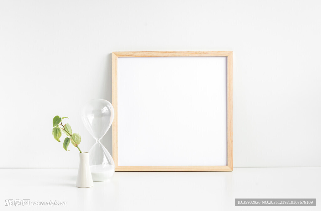 简约木相框旁的清新绿植