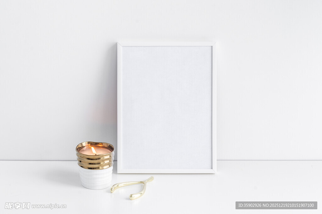 空白相框与装饰摆件
