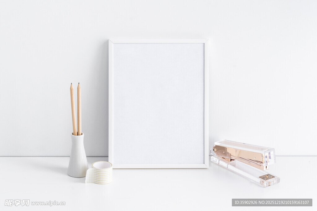 空白画框与文具摆件