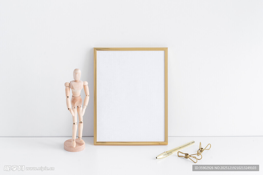 简约相框与装饰摆件组合