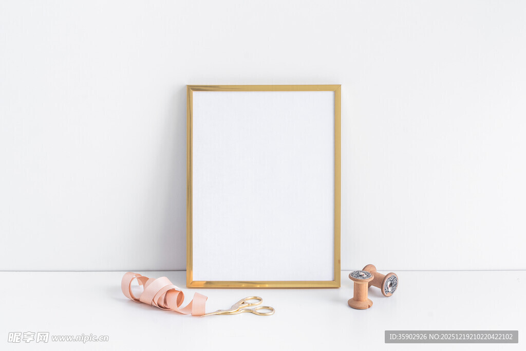 金色画框与精致饰品摆件