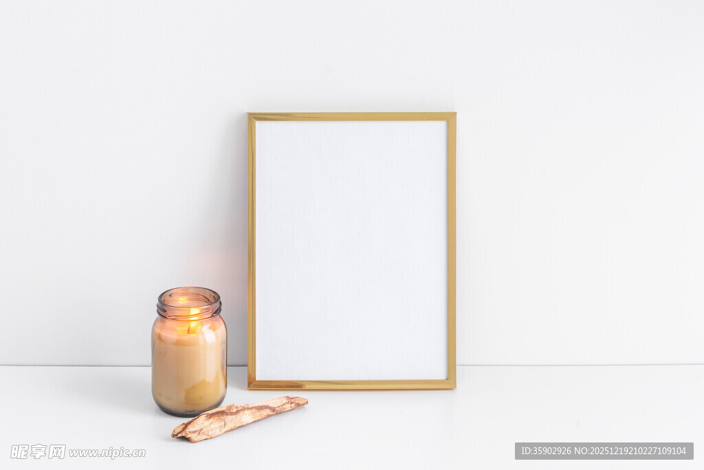 金色相框与温馨蜡烛摆件