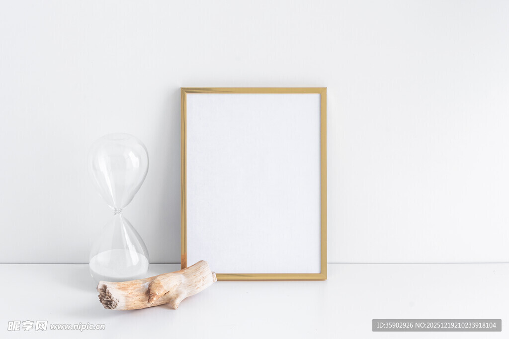 简约相框与摆件静物组合