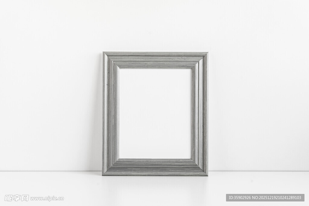 简约银框静立纯白背景