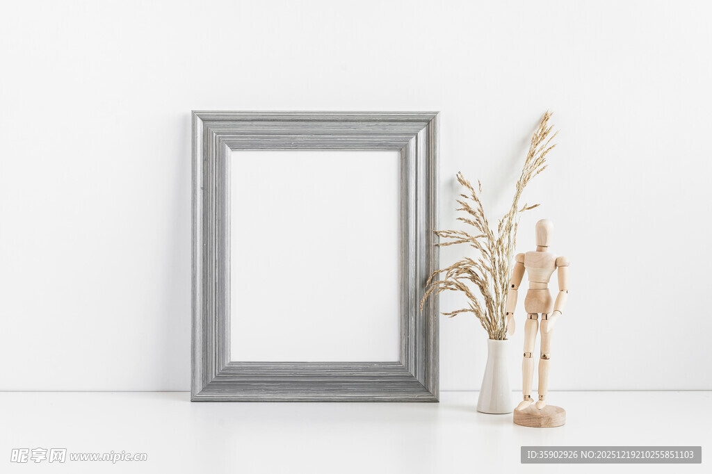 简约相框与装饰摆件组合