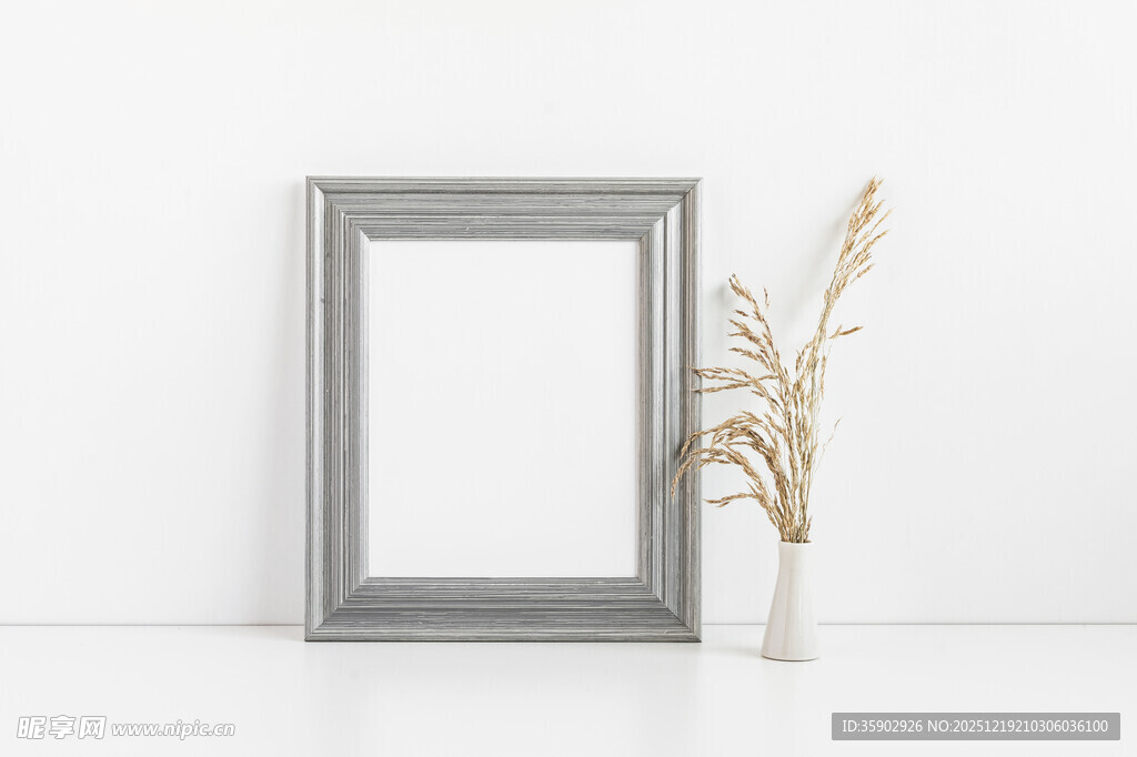 简约相框与干花装饰摆件