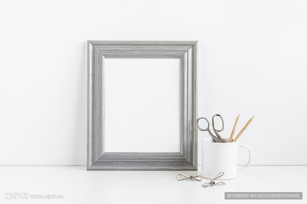 简约相框与文具组合