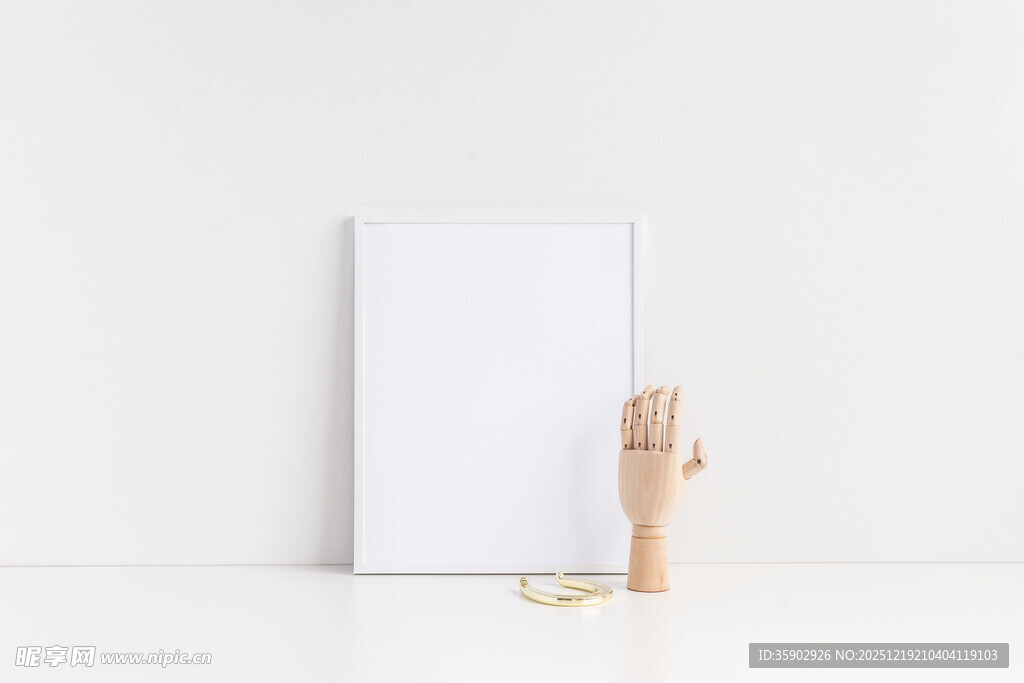 空白相框与木质手摆件