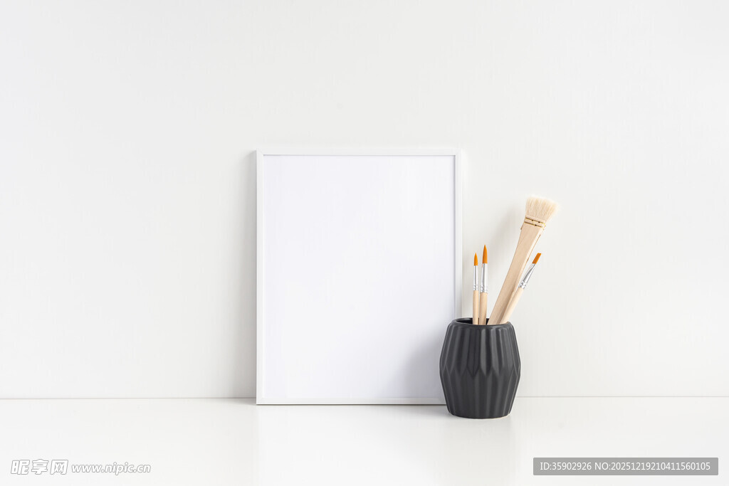 简约静物画框与干花摆件