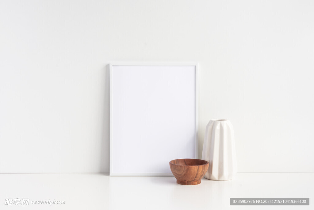 简约白墙旁的静物组合