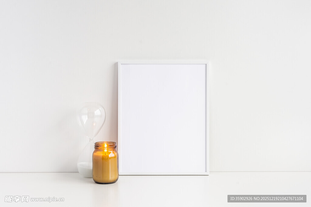 空白画框与烛台静物