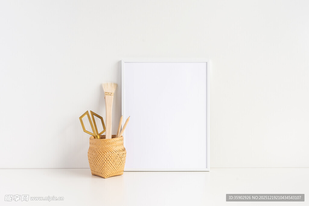 空白画框旁的文具摆件