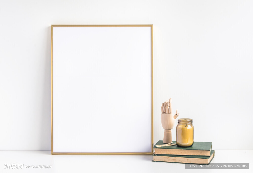 简约相框与摆件装饰组合