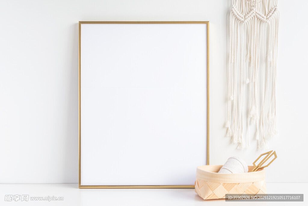 金色画框与摆件静物展示