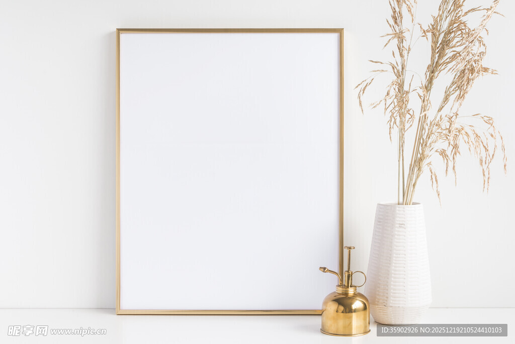 金色画框与简约装饰摆件