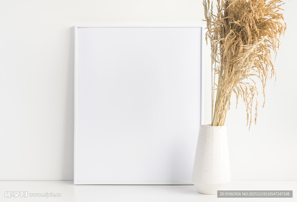 简约静物画框与干花摆件