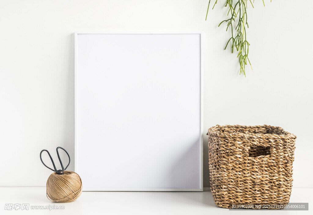 简约静物空白画框与摆件