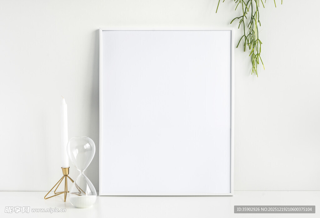 空白画框与绿植装饰场景