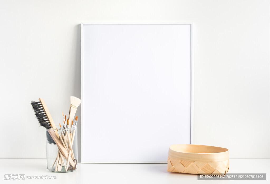 空白画框与文具静物组合