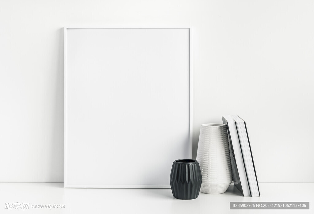 空白画框与简约摆件
