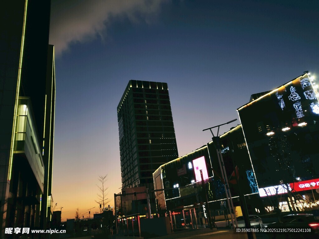 城市夜幕下的繁华街景