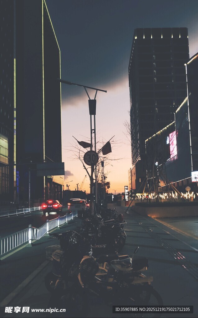 城市黄昏下的街头景象