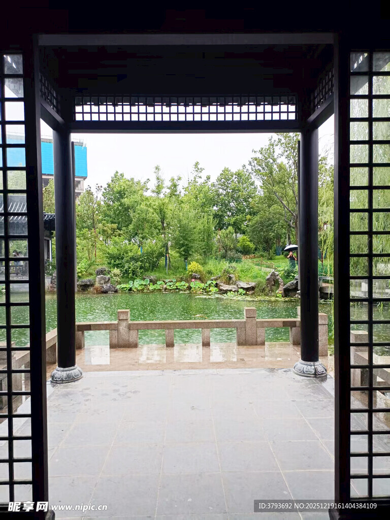 透过窗棂赏园林景致