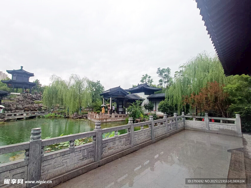江南水乡园林雨中景致
