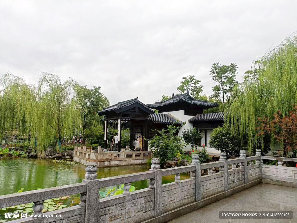 中式园林湖畔景致