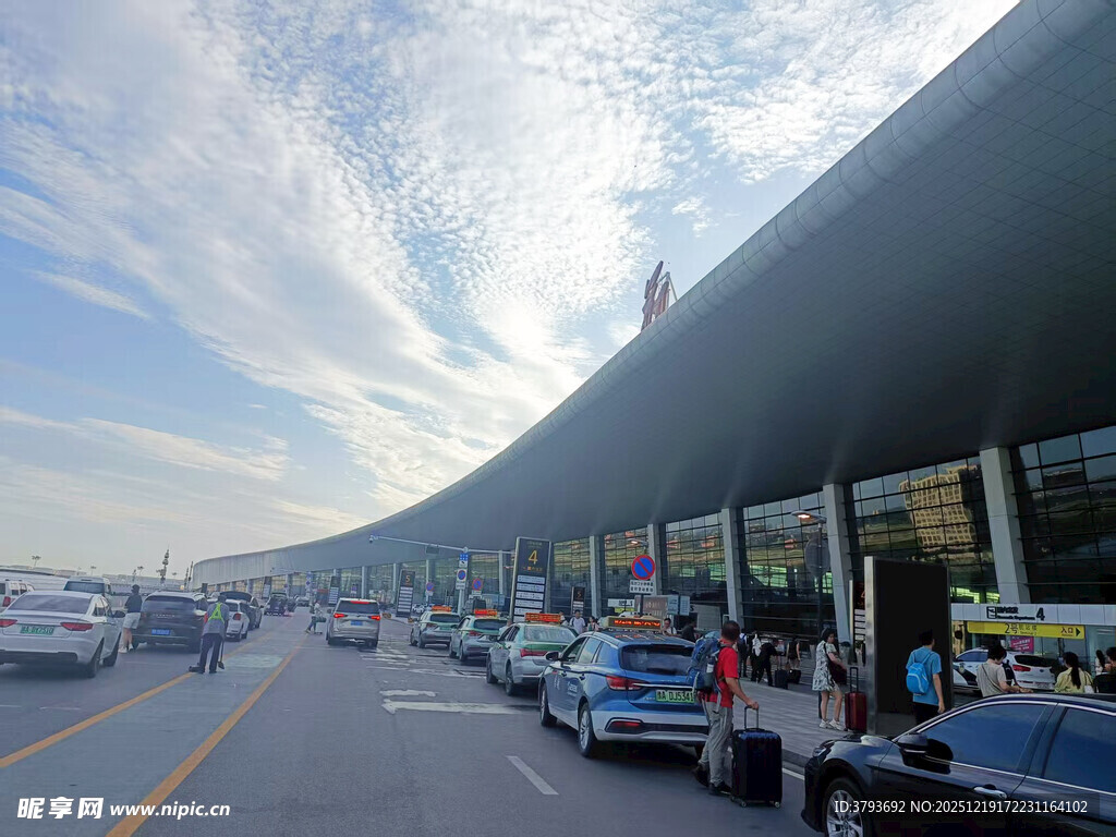机场外道路车辆停放场景
