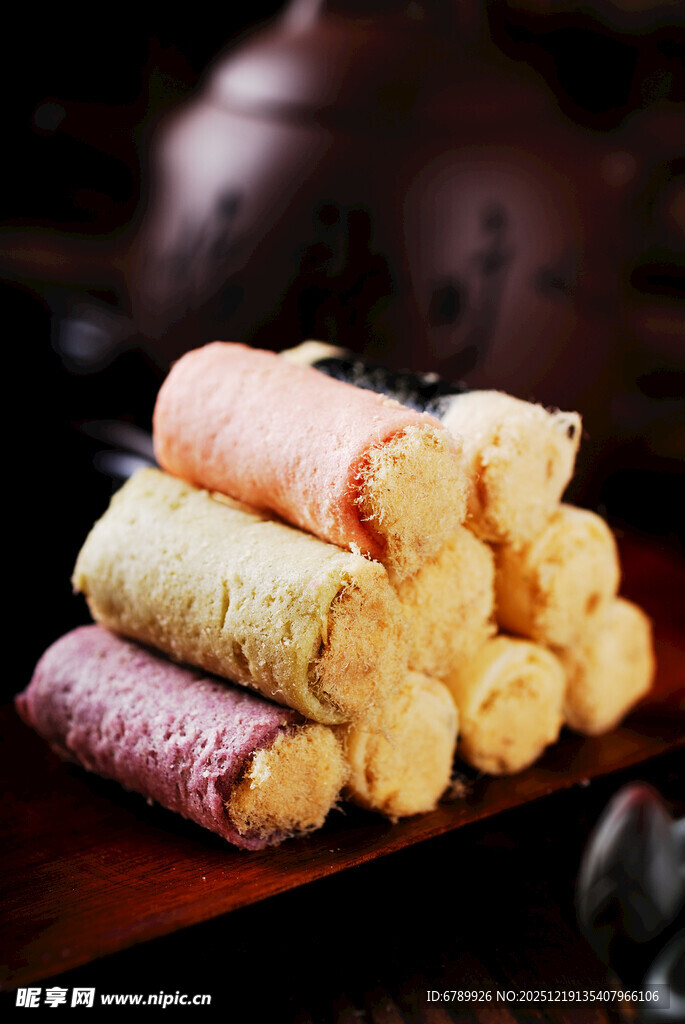 多彩美味蛋卷堆叠展示