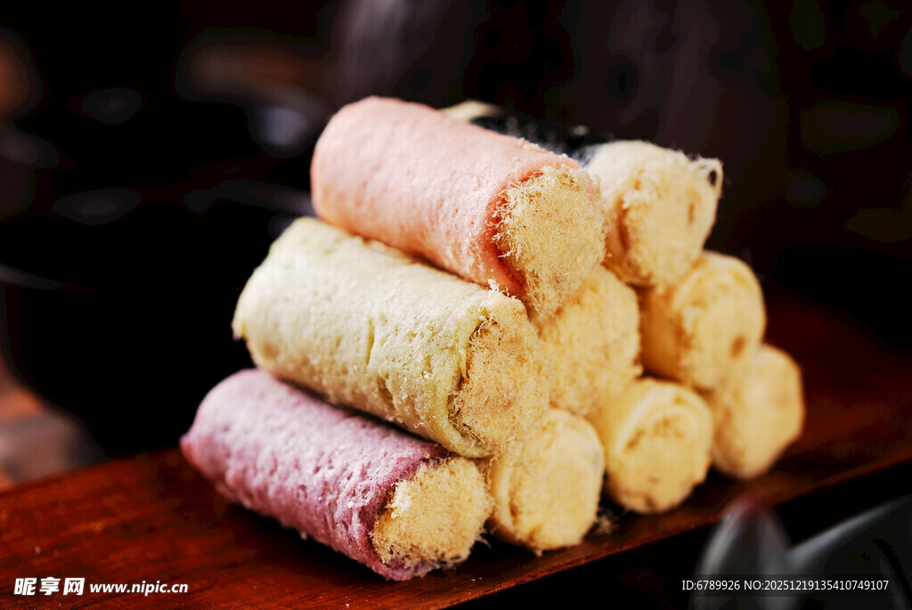 多彩美味蛋卷堆叠展示