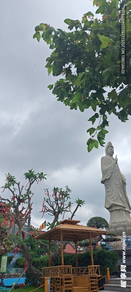 越南下龙湾景区中的大型白色雕像