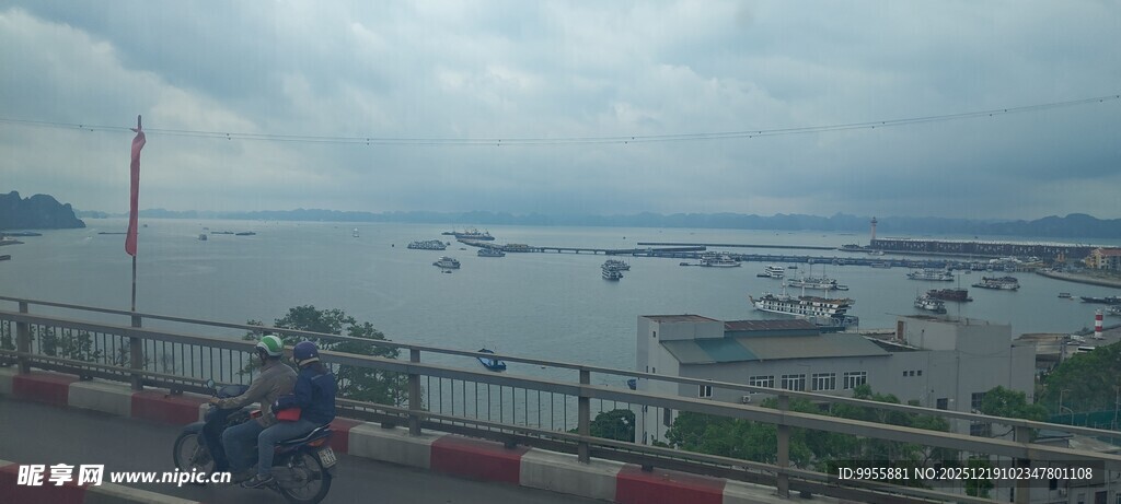 越南下龙湾江边城市景观远眺