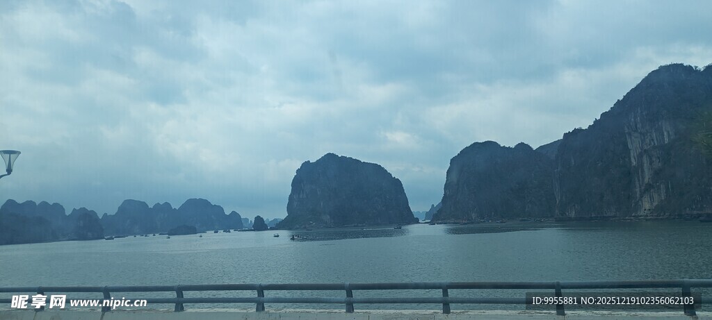 越南下龙湾海上山峦美景