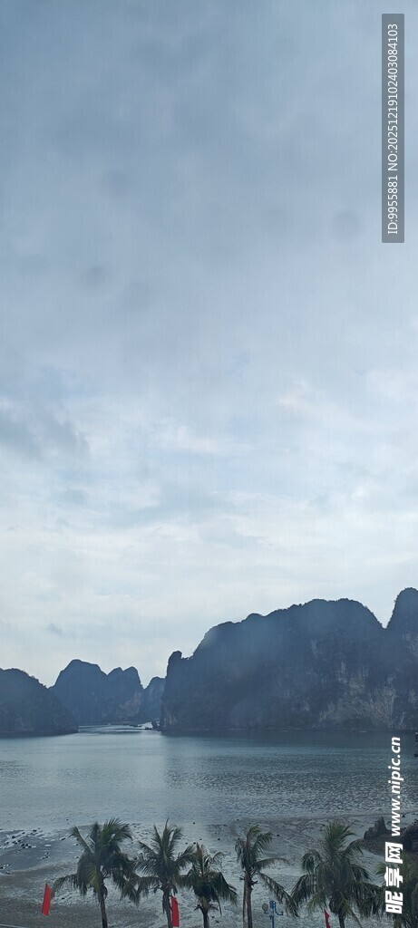 越南下龙湾宁静山水间的美丽景致