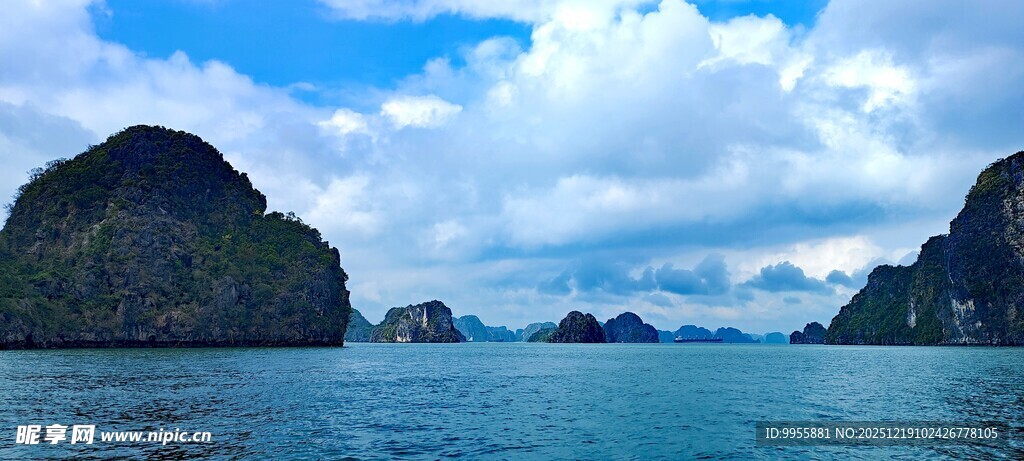 越南下龙湾海上奇峰美景