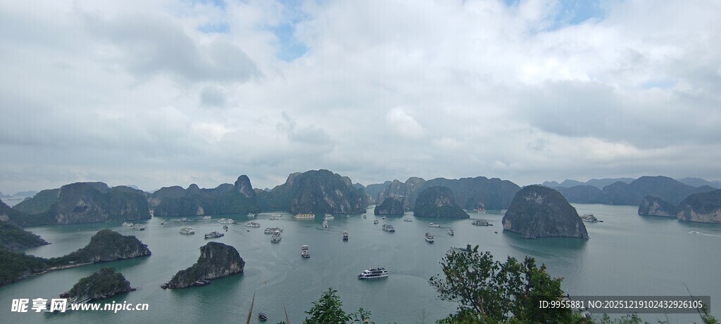 越南下龙湾海上喀斯特美景