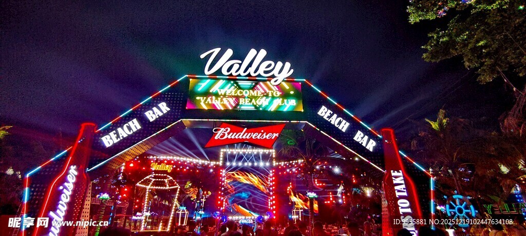 越南下龙夜晚绚丽的游乐设施灯光